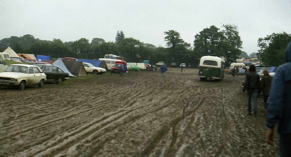 glasto-85-bus-mud.jpg